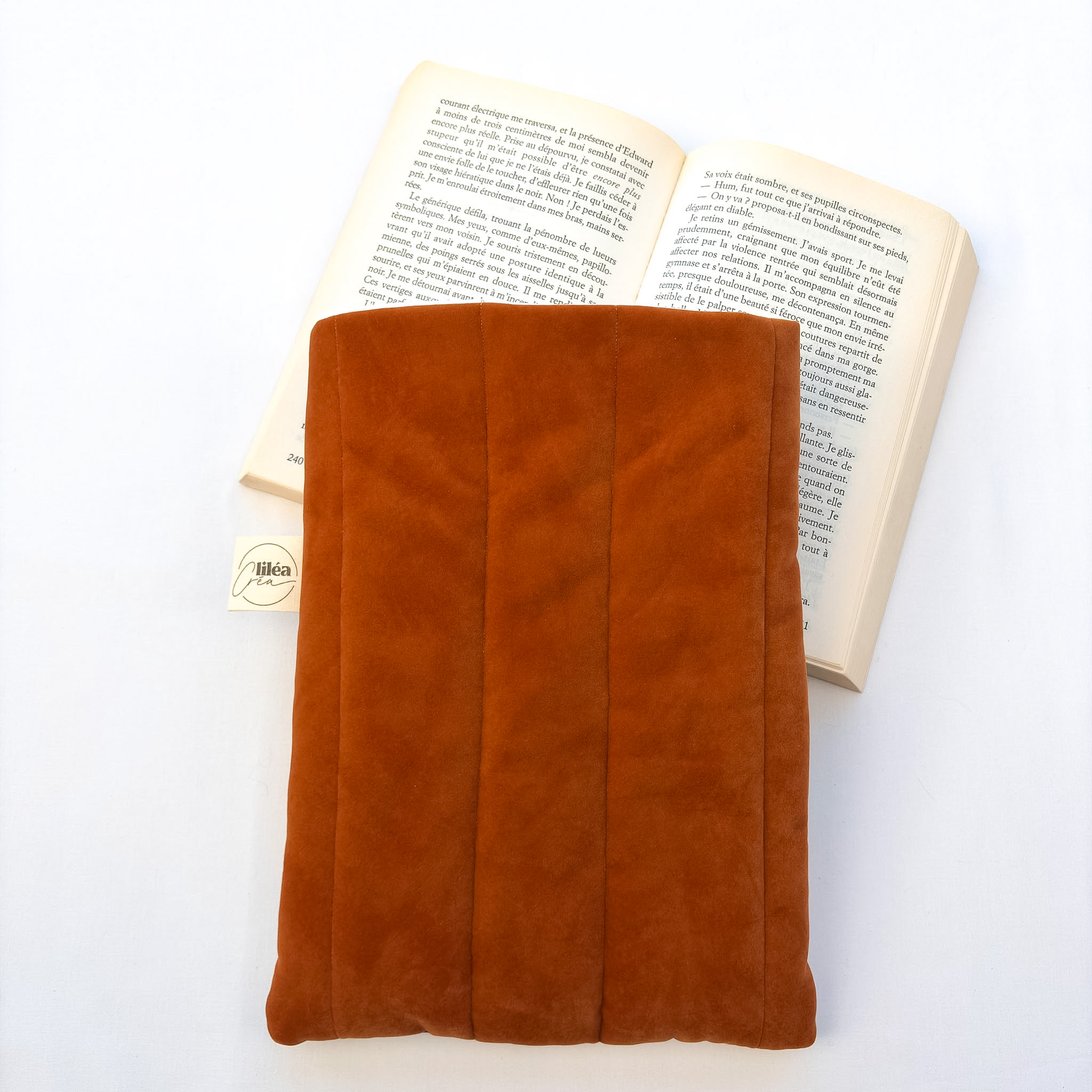 pochette livre lilea modele sauvage 2 pochette livre liléa modèle sauvage vue dos posée sur livre