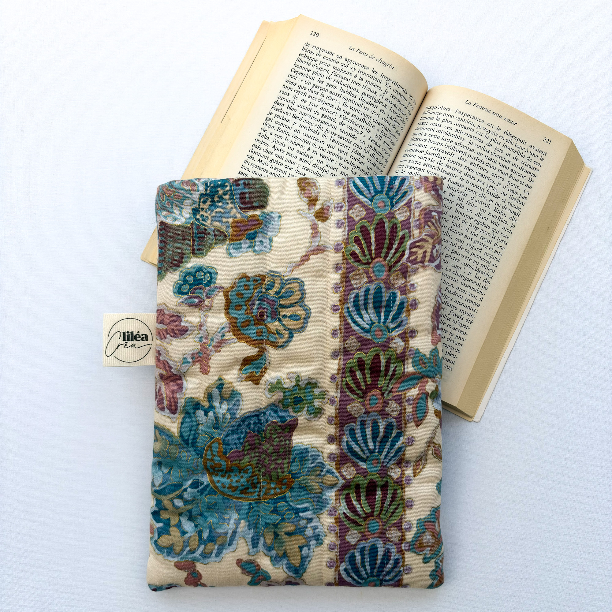 pochette livre mona modele arabesques 4 pochette livre mona modèle arabesques vue dos posée sur livre
