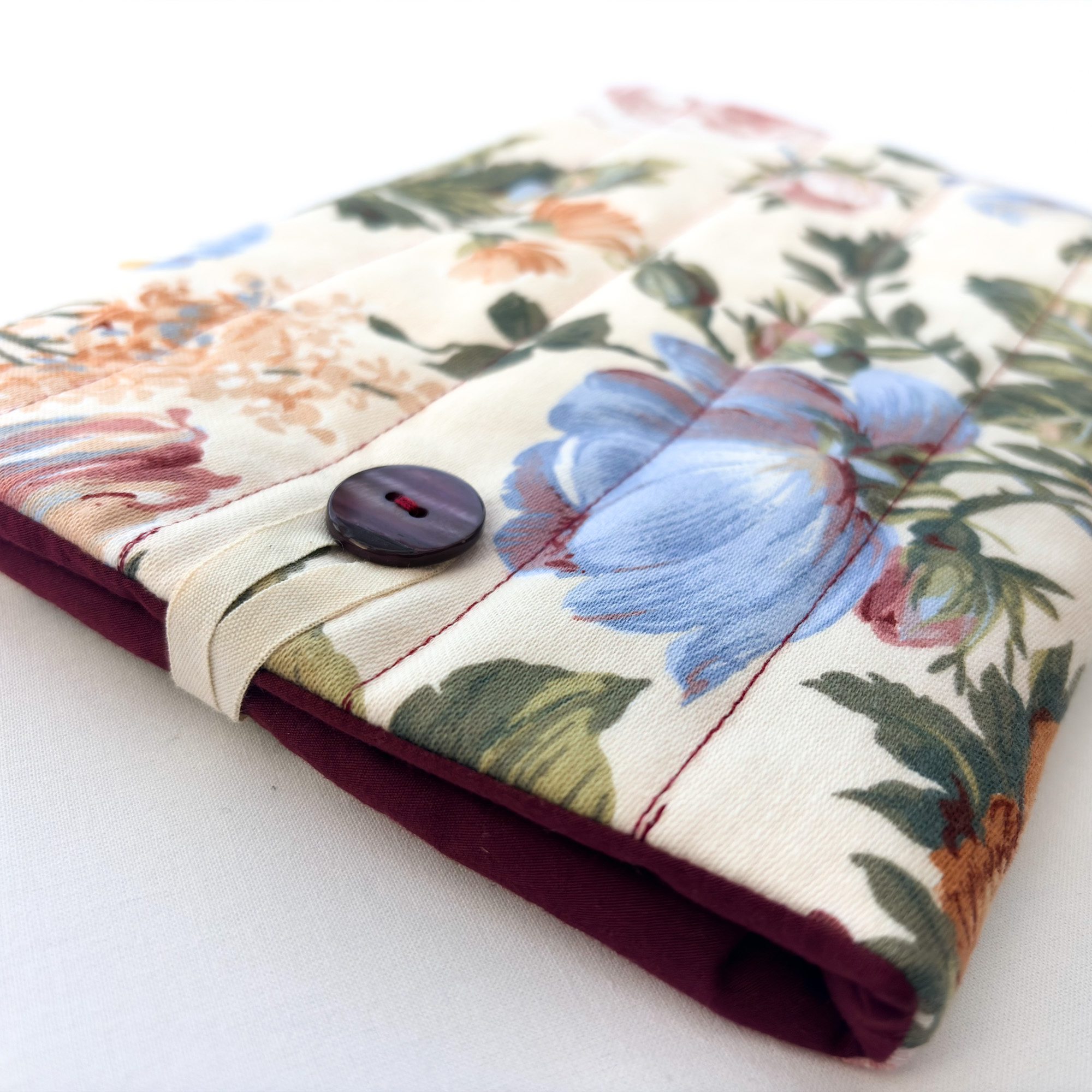 pochette livre mona modele camelias 1 pochette livre mona modèle camélias détails bouton