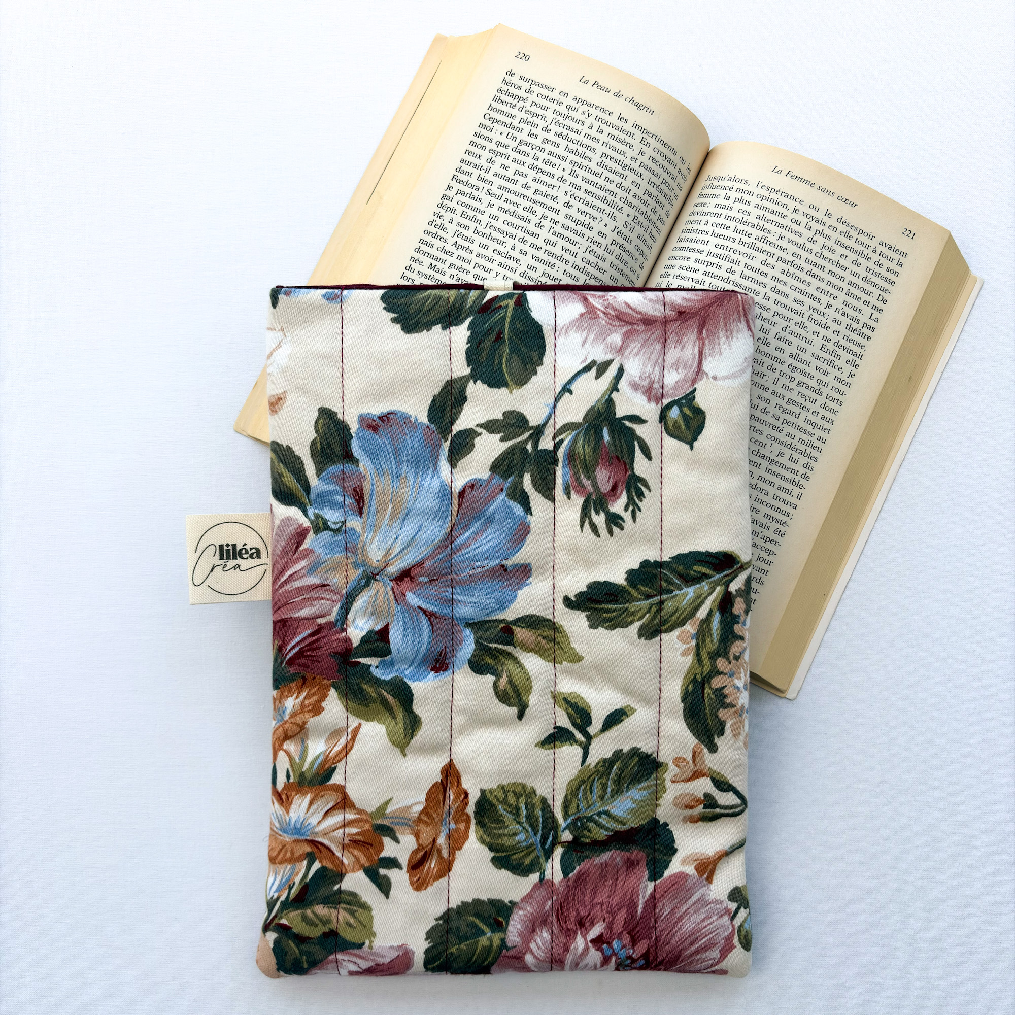 pochette livre mona modele camelias 3 pochette livre mona modèle camélias vue dos posée sur livre