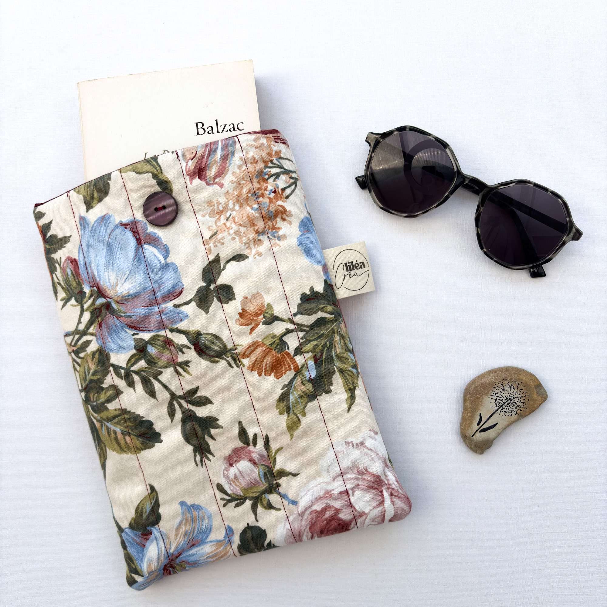 pochette livre mona modele camelias 4 pochette livre mona modèle camélias avec livre et accessoires