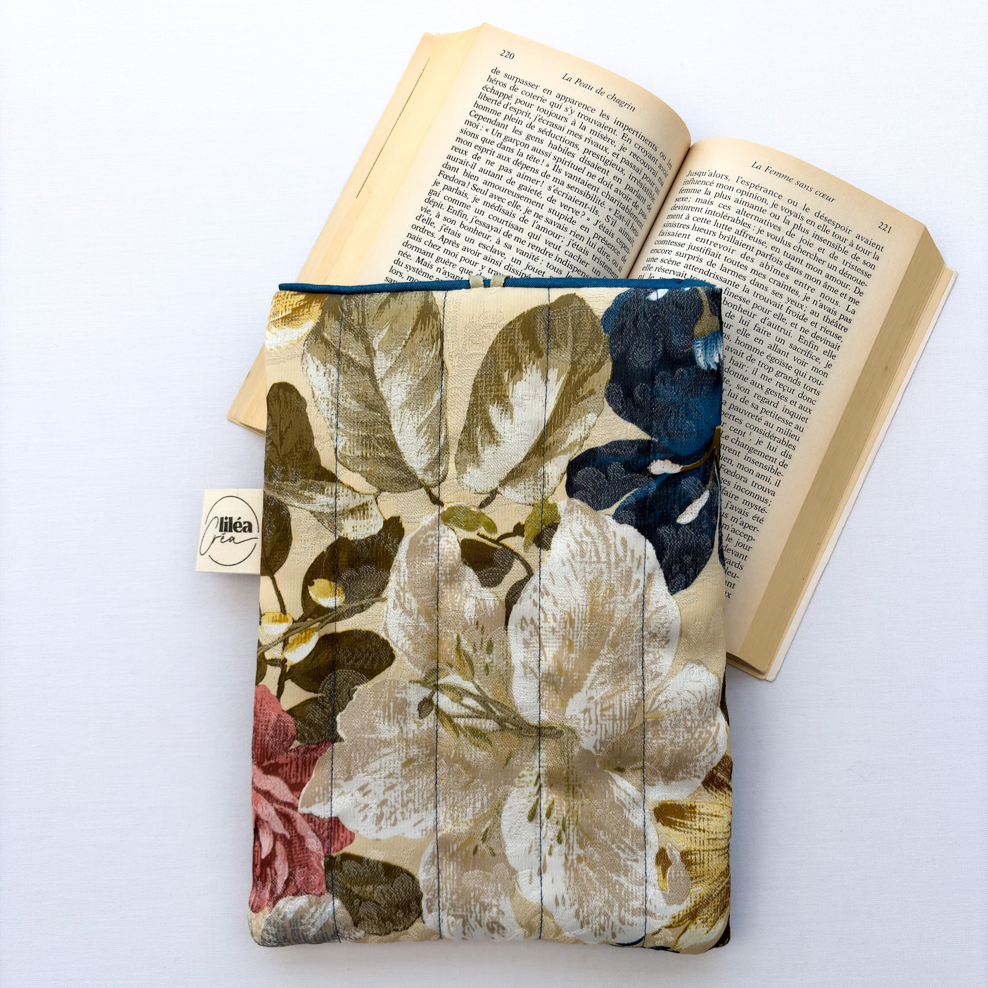 pochette livre mona modele champetre 3 pochette livre mona modèle champêtre vue dos posée sur livre