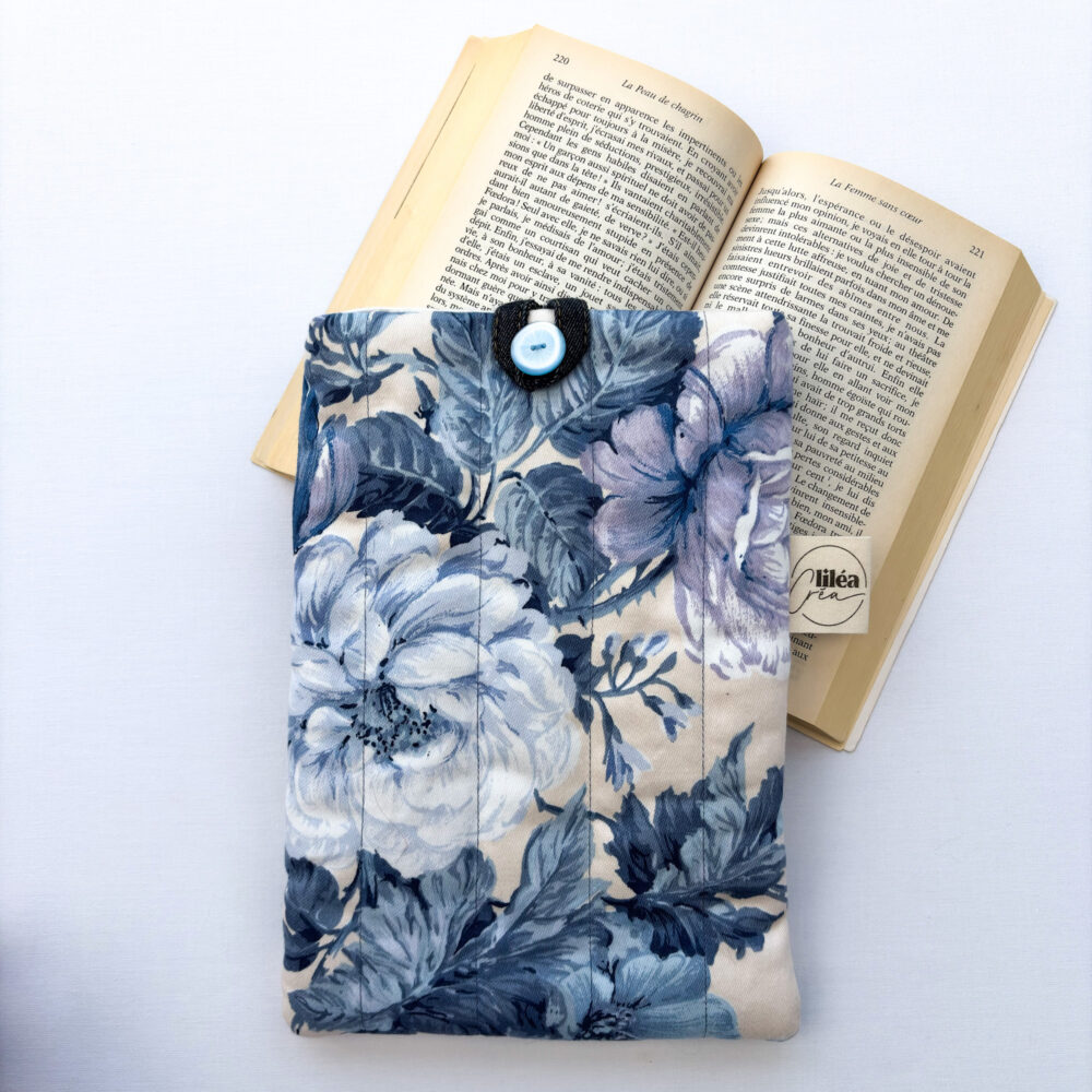 pochette livre mona modèle fleurs bleues photo principale