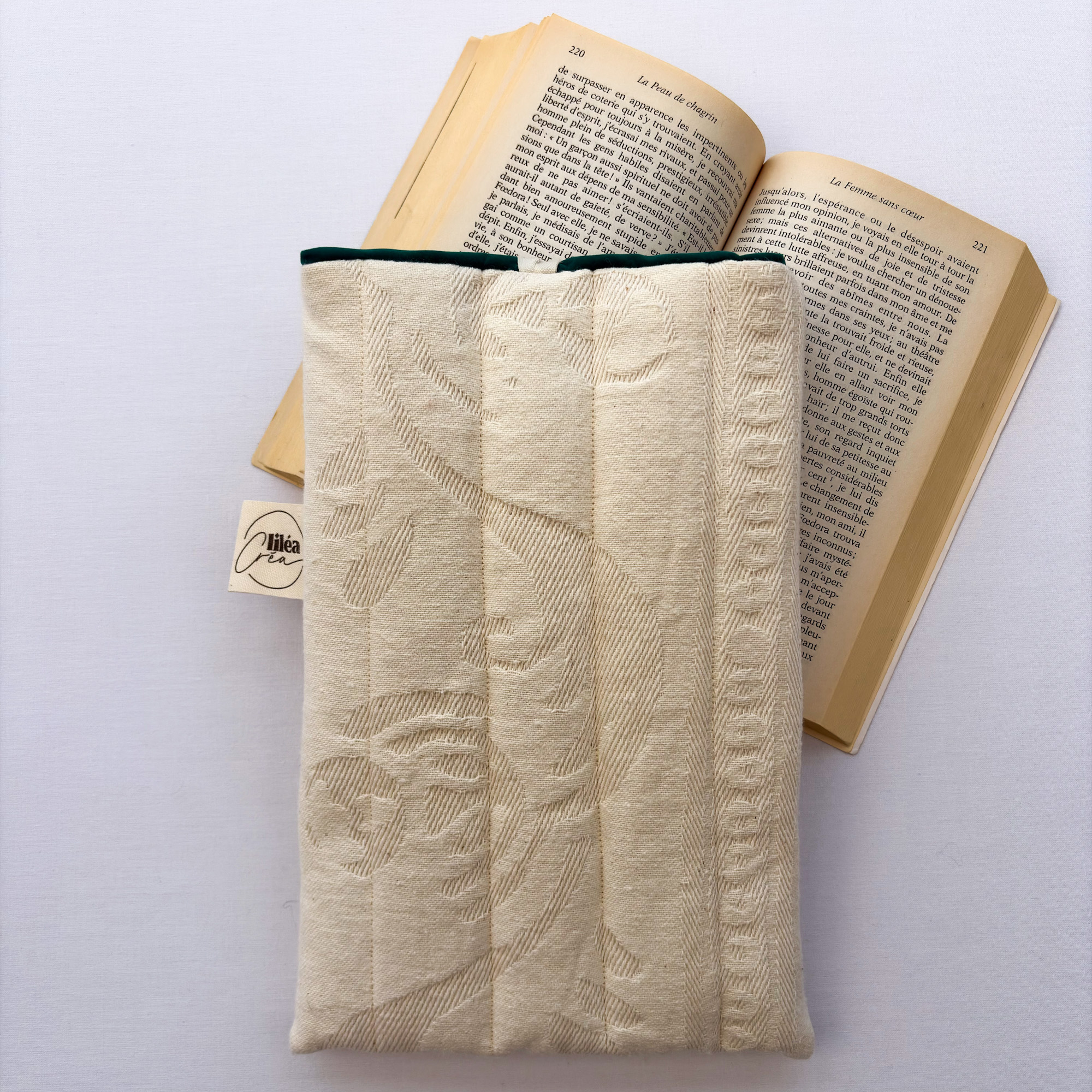 pochette livre mona modele precieux 3 pochette livre mona modèle précieux vue dos posée sur livre