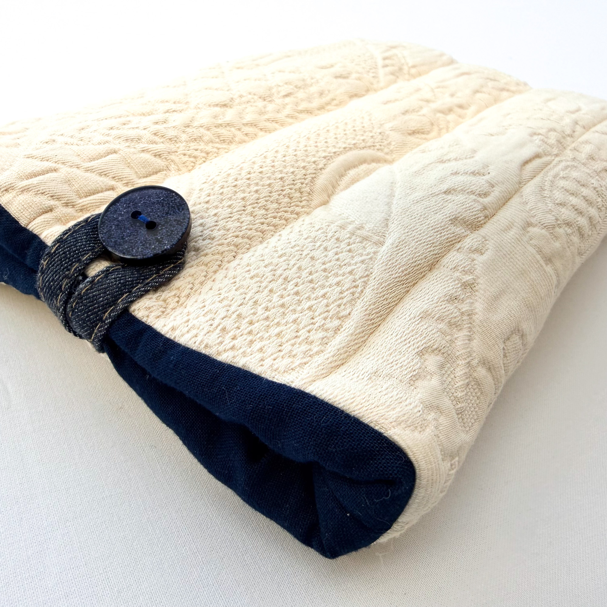 pochette livre mona modele profond 1 pochette livre mona modèle profond détails bouton