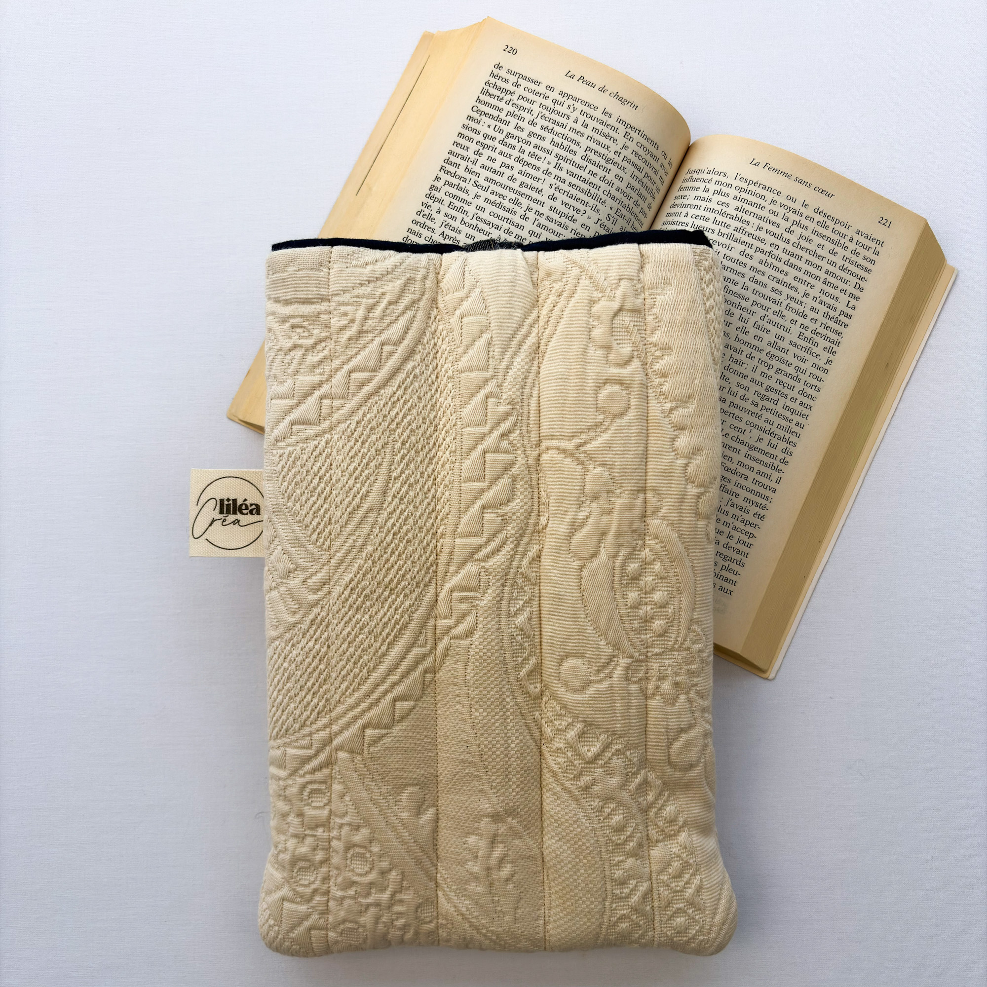 pochette livre mona modele profond 3 pochette livre mona modèle profond vue dos posée sur livre
