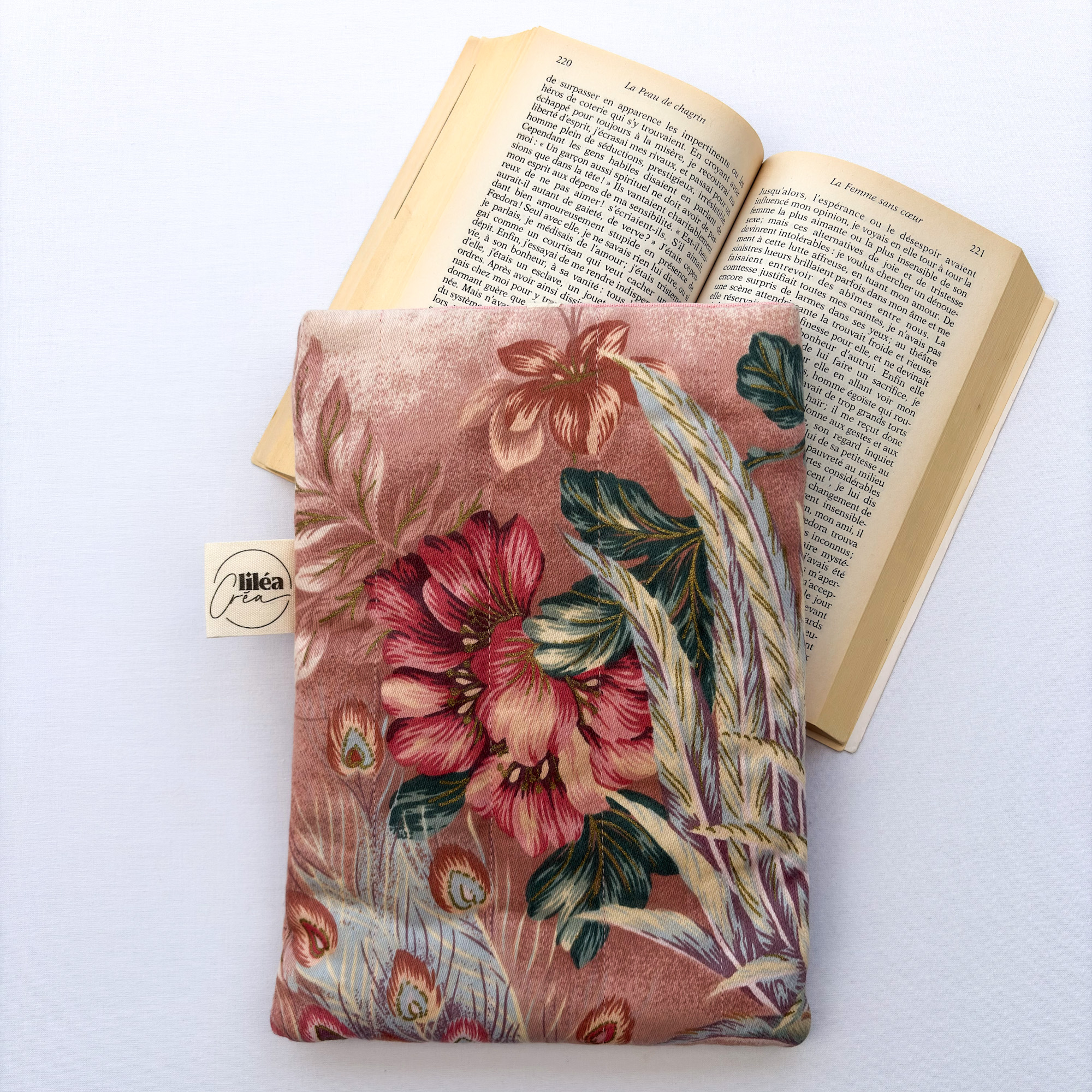 pochette livre mona modele romantique 3 pochette livre mona modèle romantique vue dos posée sur livre