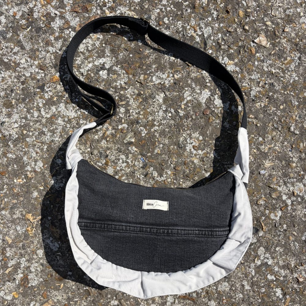 sac demi lune marcelle modèle jean noir et volant beige photo principale