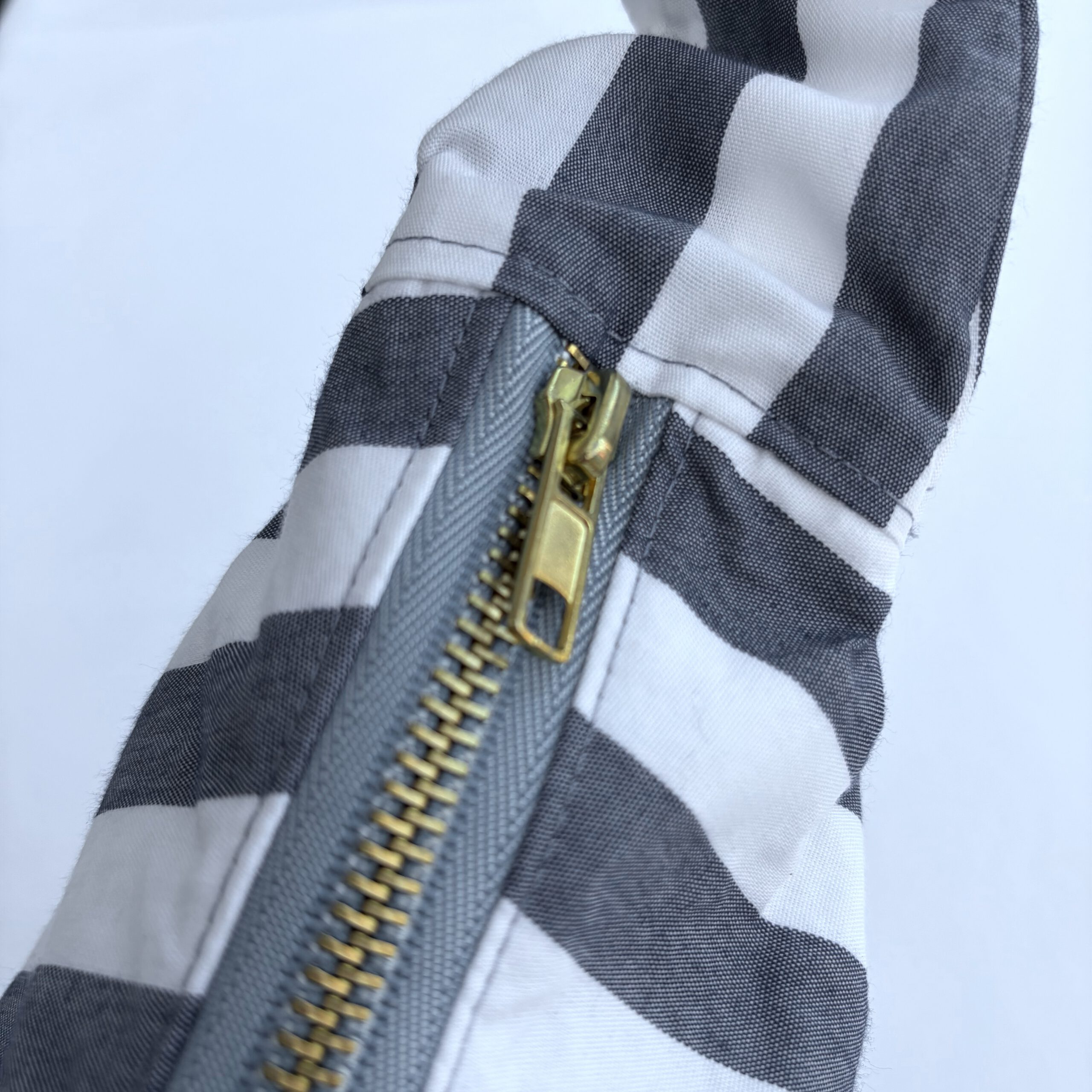 sac marcelle modele marin 8 sac demi lune marcelle modèle marin vue détails fermeture éclair dessus du sac