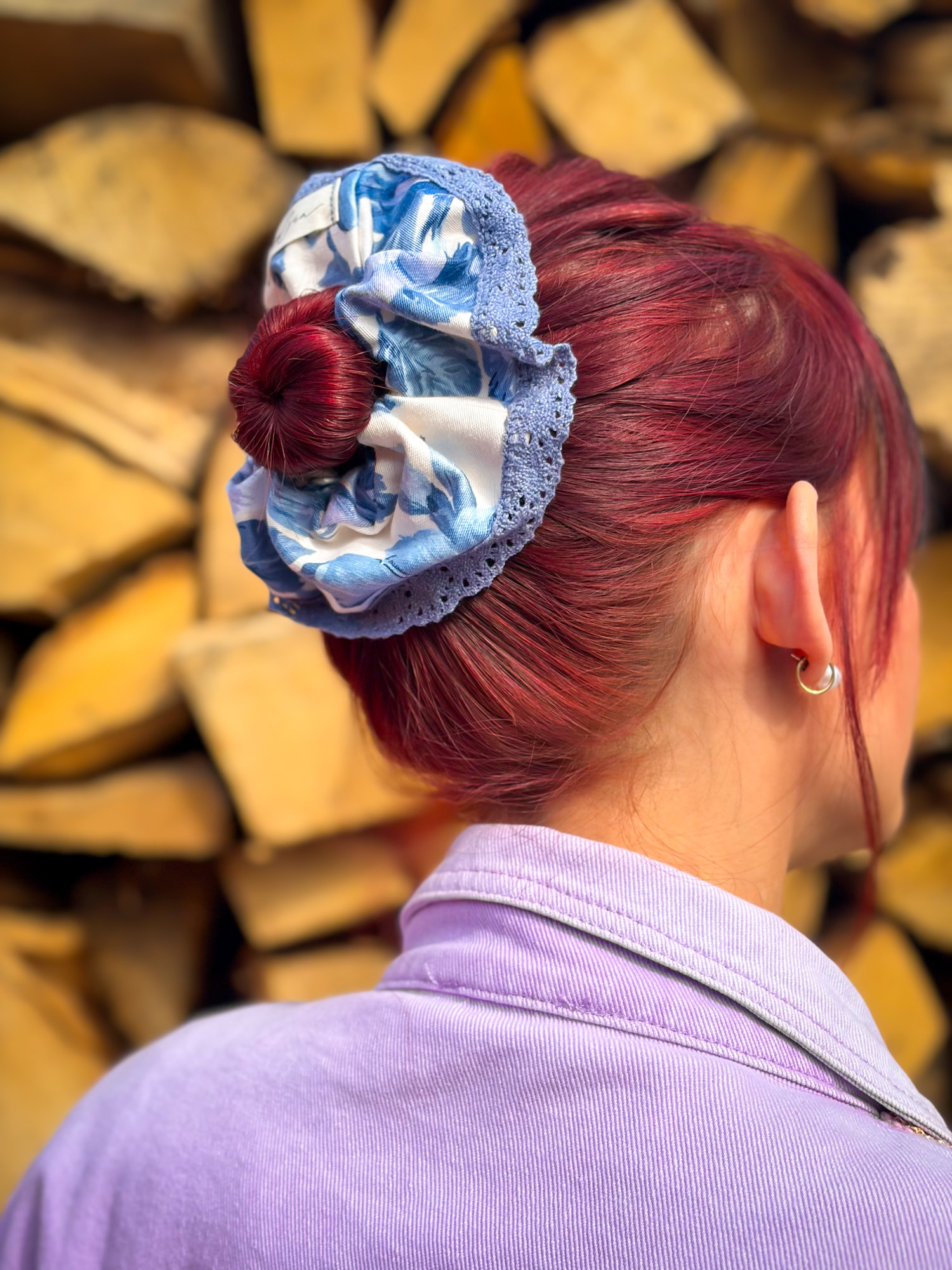 chouchou isaline modele fleurs bleues dentelle 2 chouchou isaline modèle fleurs bleues dentelle vue porté chignon