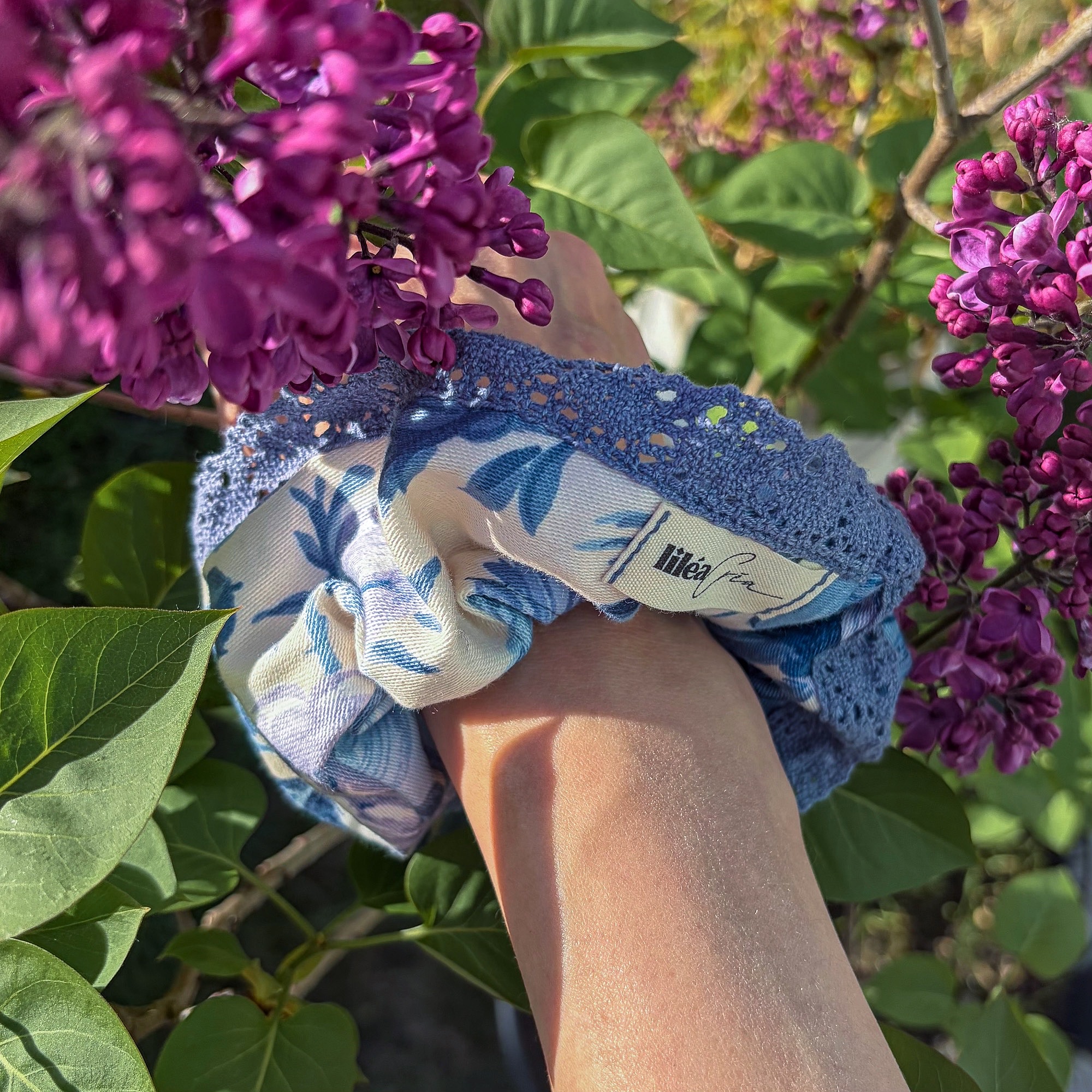 chouchou isaline modele fleurs bleues dentelle 4 chouchou isaline modèle fleurs bleues dentelle vue porté poignet tenant du lilas