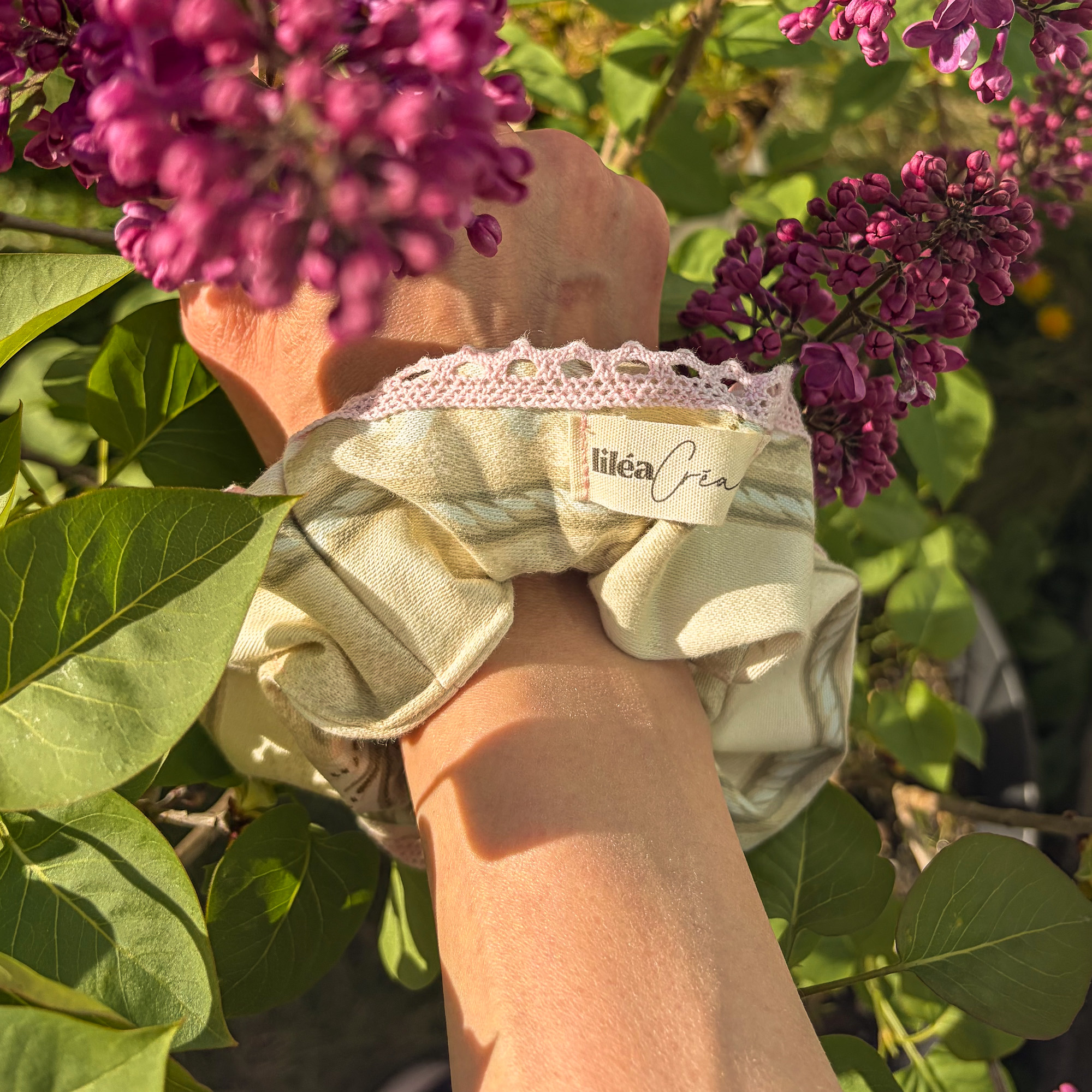 chouchou isaline modele royal dentelle 2 chouchou isaline modèle envol dentelle côté corde vue porté poignet tenant du lilas