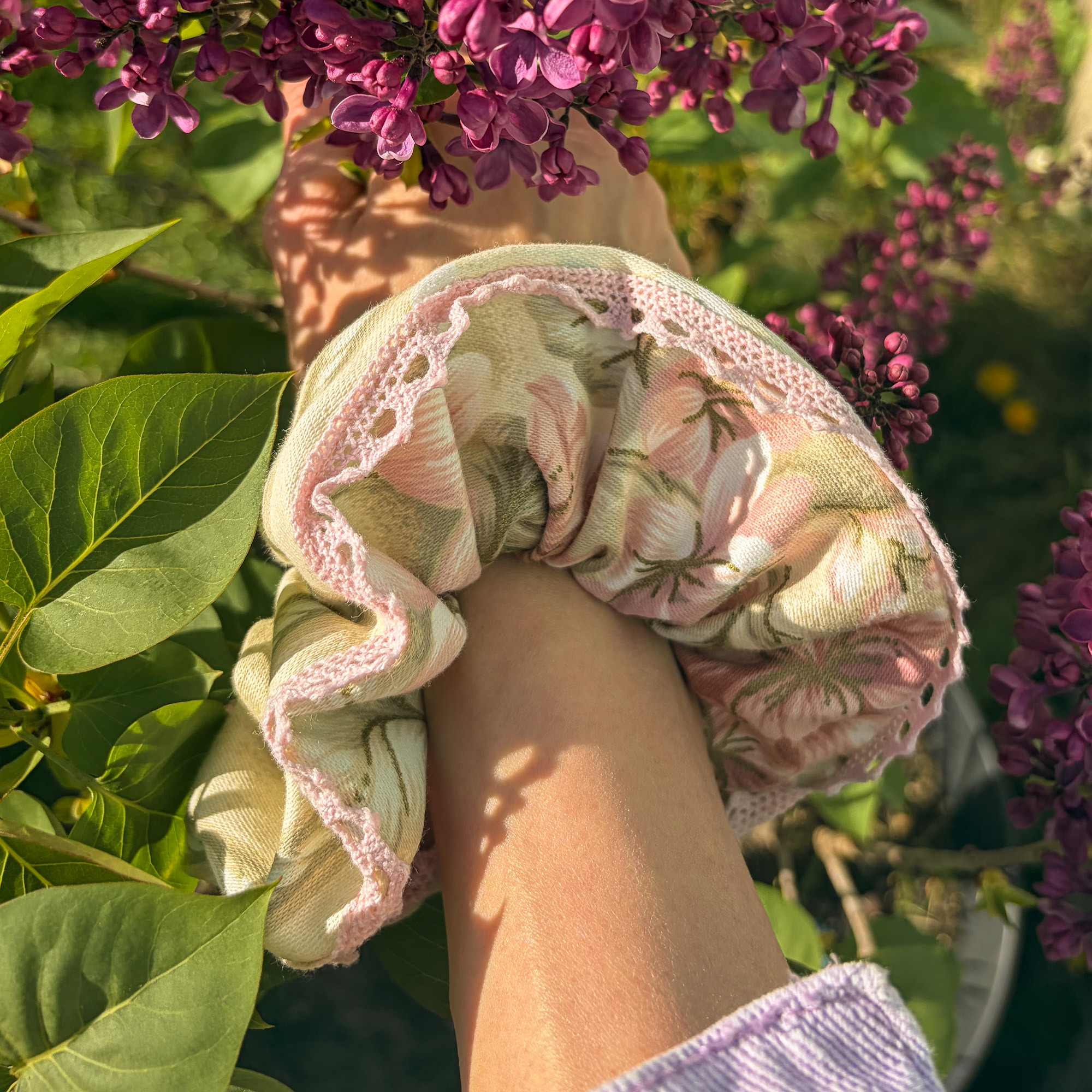 chouchou isaline modele royal dentelle 3 chouchou isaline modèle royal dentelle côté fleuri vue porté poignet tenant du lilas