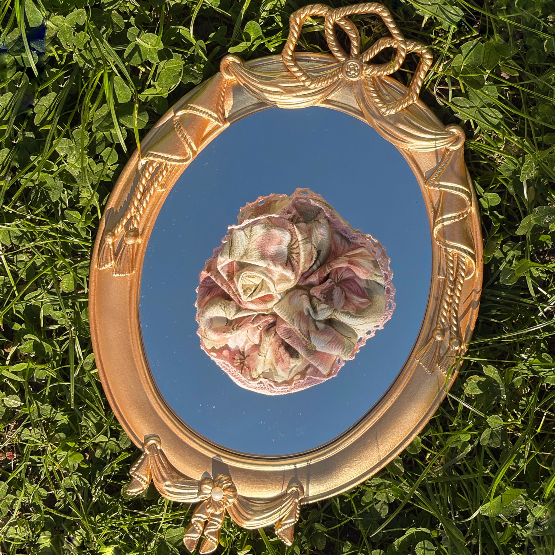 chouchou isaline modele royal dentelle 6 chouchou isaline modèle royal dentelle posé sur un miroir vintage dans l'herbe
