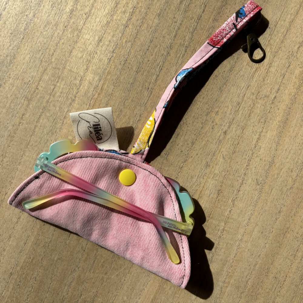 étuis à lunette martine modèle colorama jean rose vue fermé extérieure avec lunettes de soleil à l'intérieur