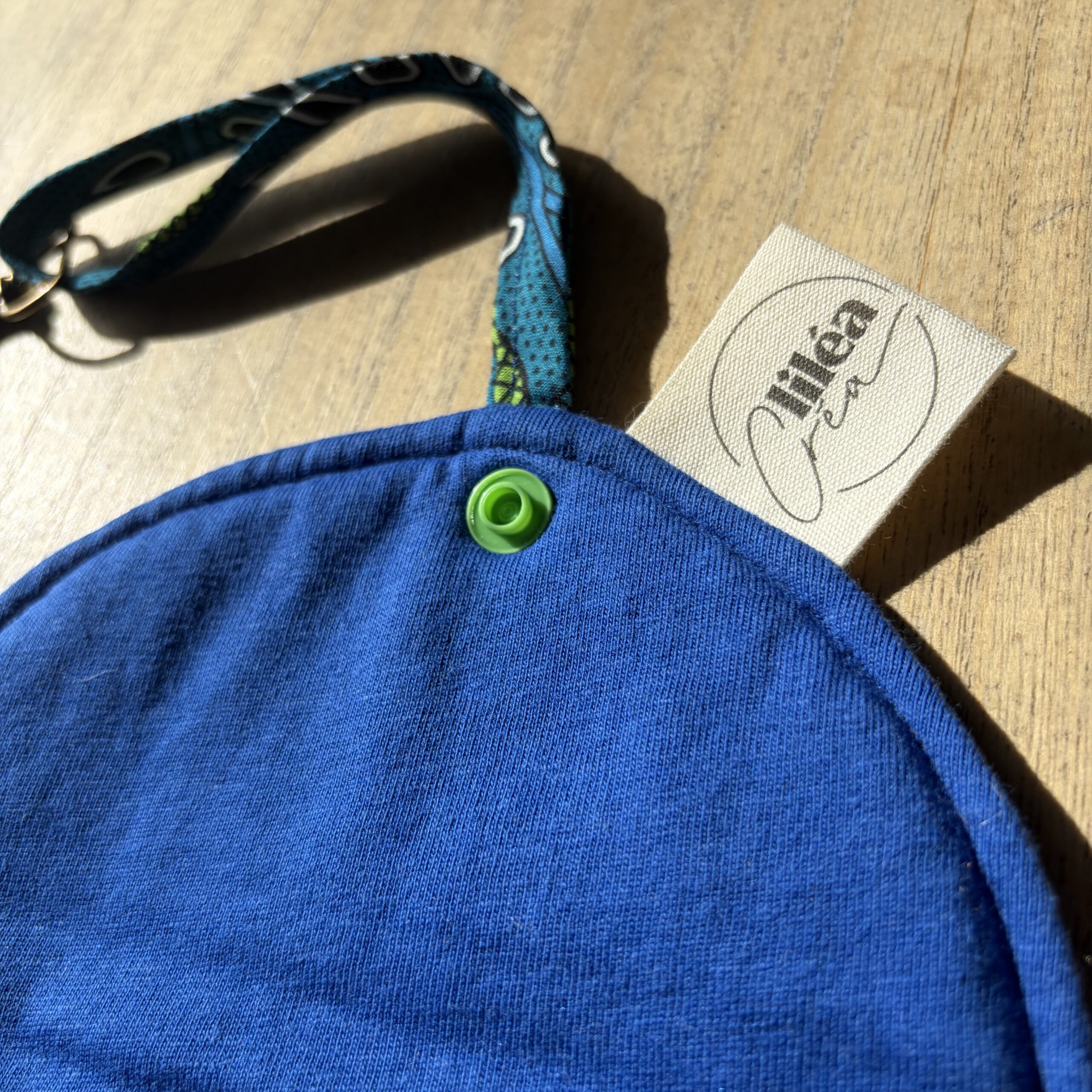 etuis lunette martine modele kaleido 1 étuis à lunette martine modèle kaléido vue détails tissus intérieur et pression verte