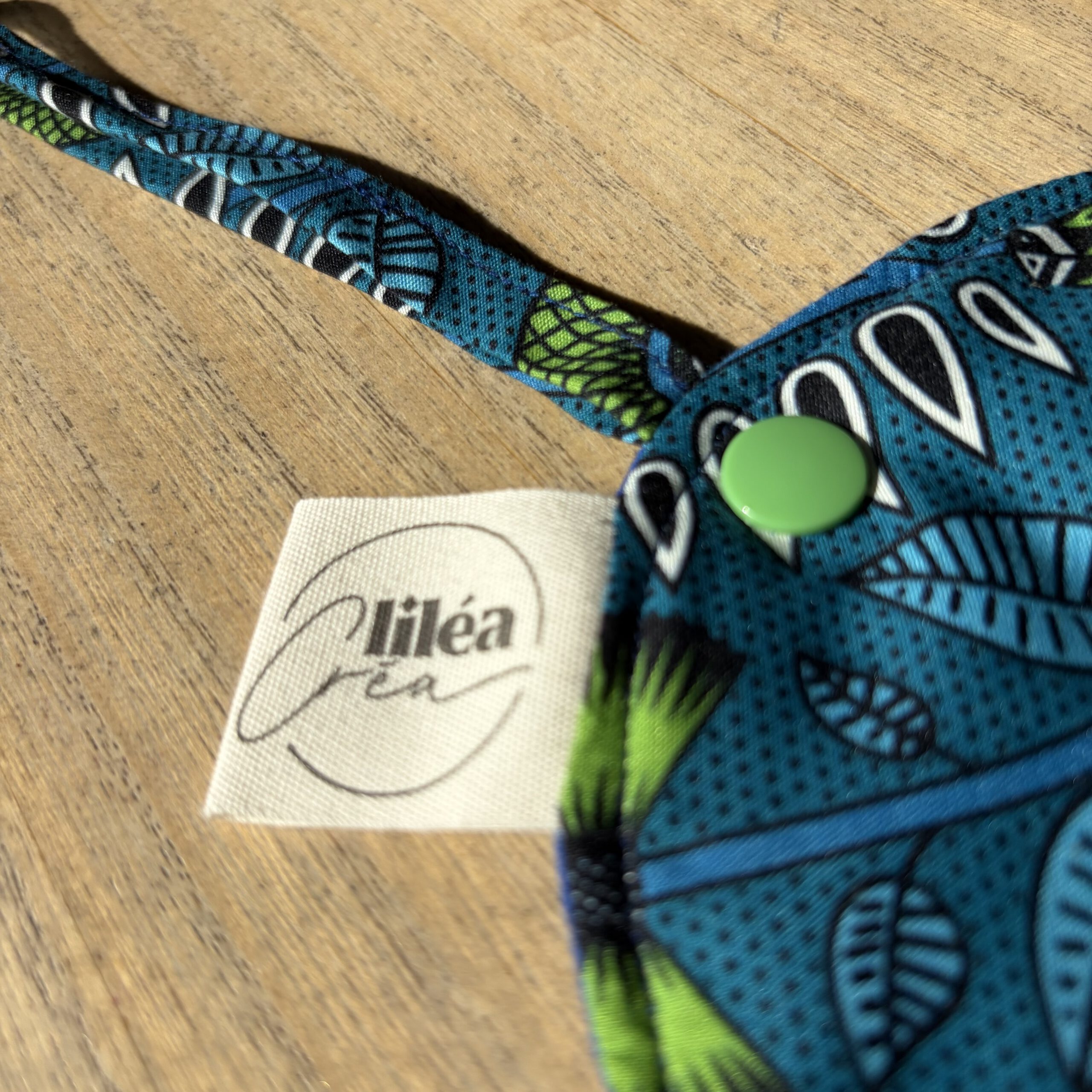 etuis lunette martine modele kaleido 4 étuis à lunette martine modèle kaléido vue détails tissus extérieur et pression verte